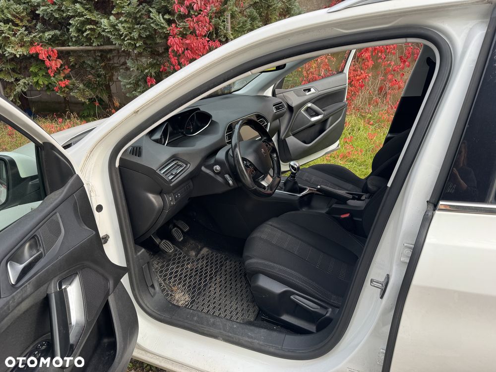 Peugeot 308 - 8
