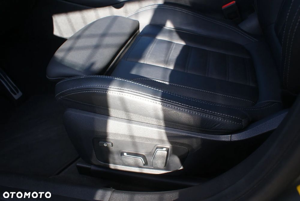 BMW Seria 3 330e xDrive M Sport - 28