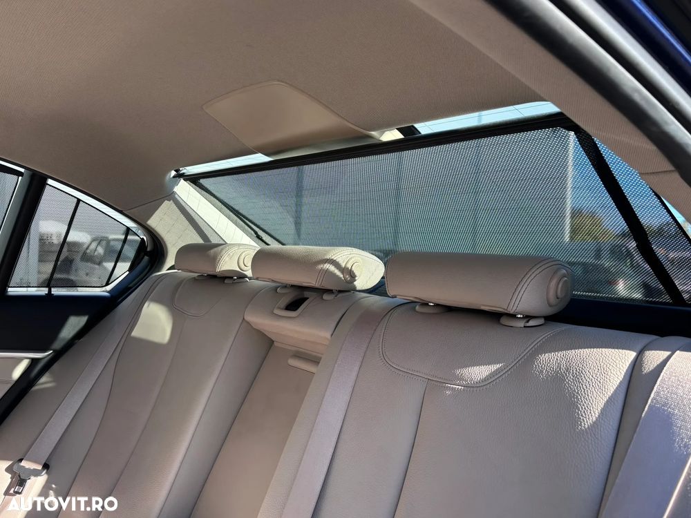 BMW Seria 3 320i Aut. Luxury Line - 29