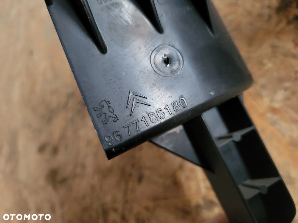 Rezonator łapacz dolot powietrza Peugeot 208 1.2 B - 4