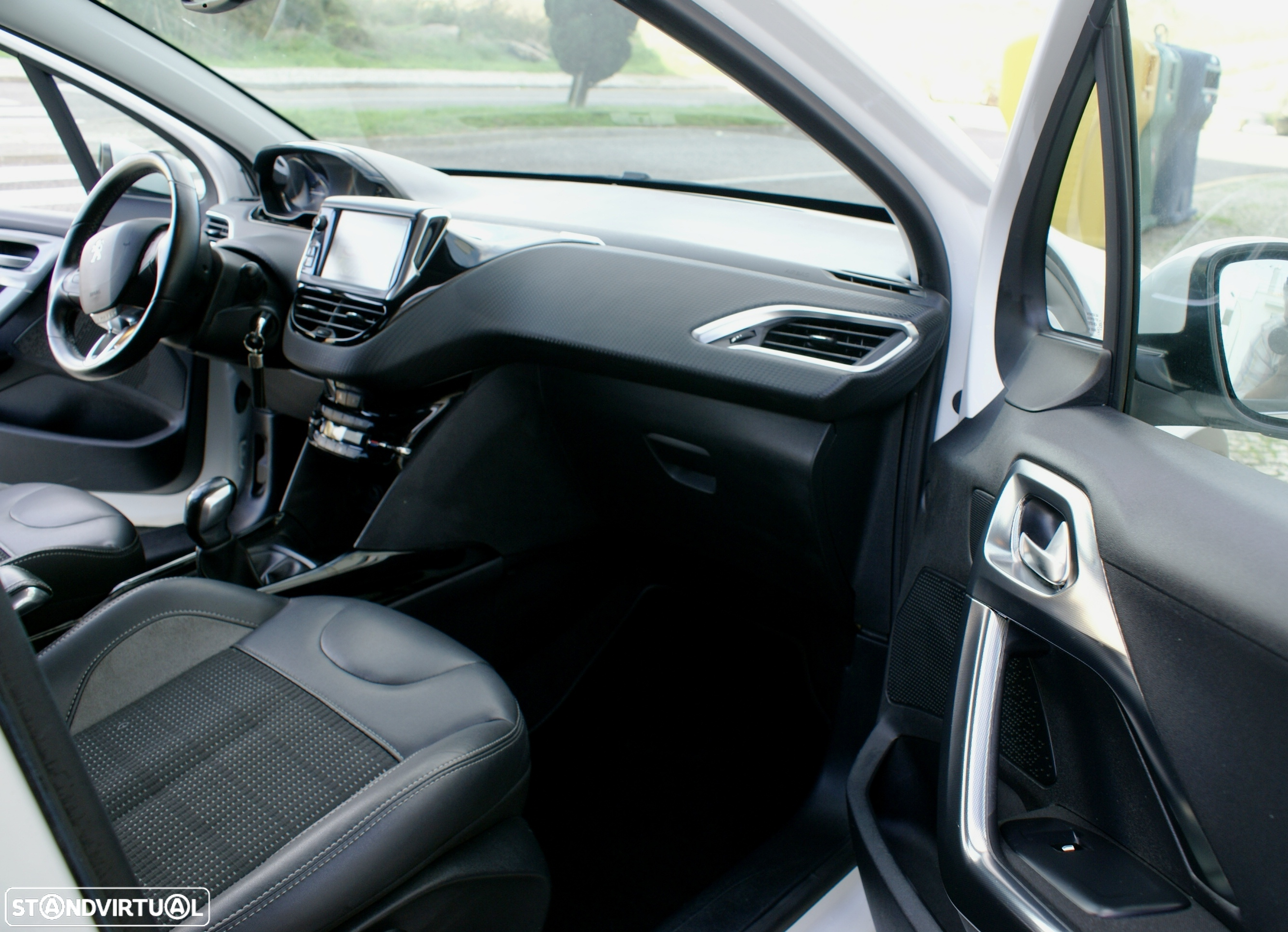 Peugeot 2008 1.2 PureTech Allure - 16