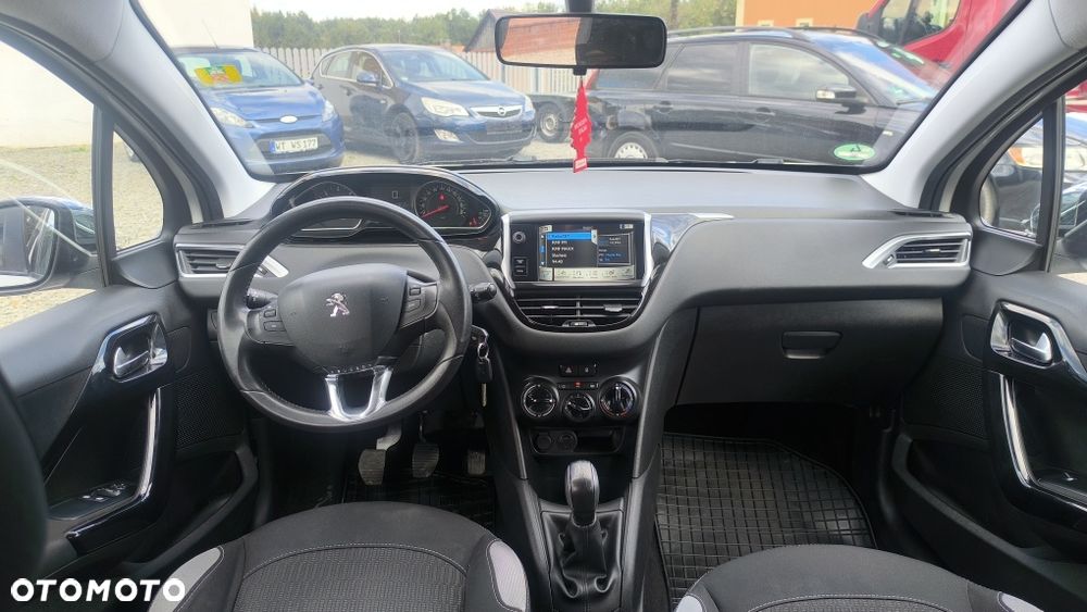 Peugeot 208 - 8