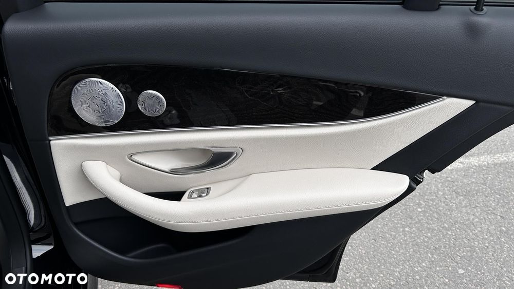 Mercedes-Benz Klasa E 220 d 4Matic 9G-TRONIC AMG Line - 28