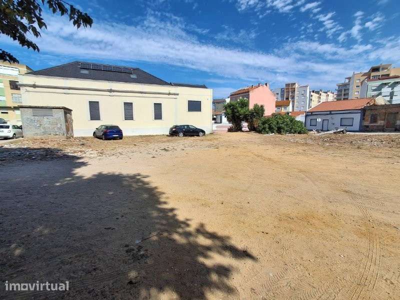 Terreno Urbano com Edifício Aprovado para 11 T2 e 7 T3, no Coração de - Grande imagem: 3/23