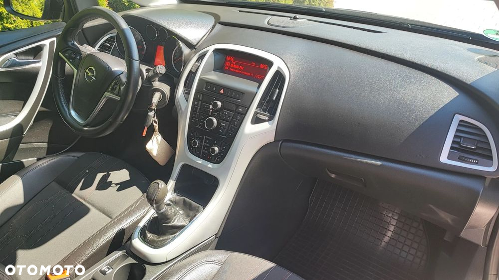 Opel Astra 1.4 Turbo 150 Jahre - 38