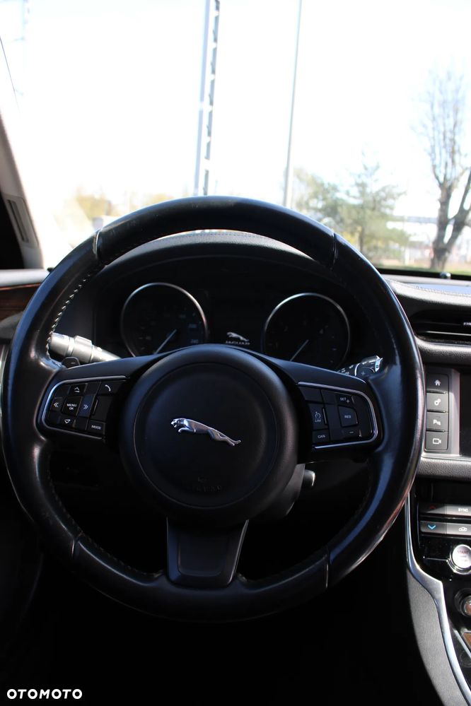 Jaguar XF 20d Prestige - 24