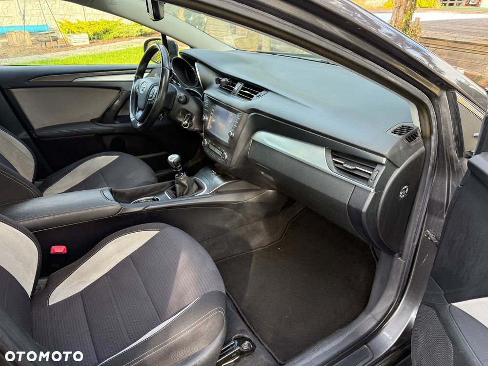 Toyota Avensis 1.6 Premium - 4