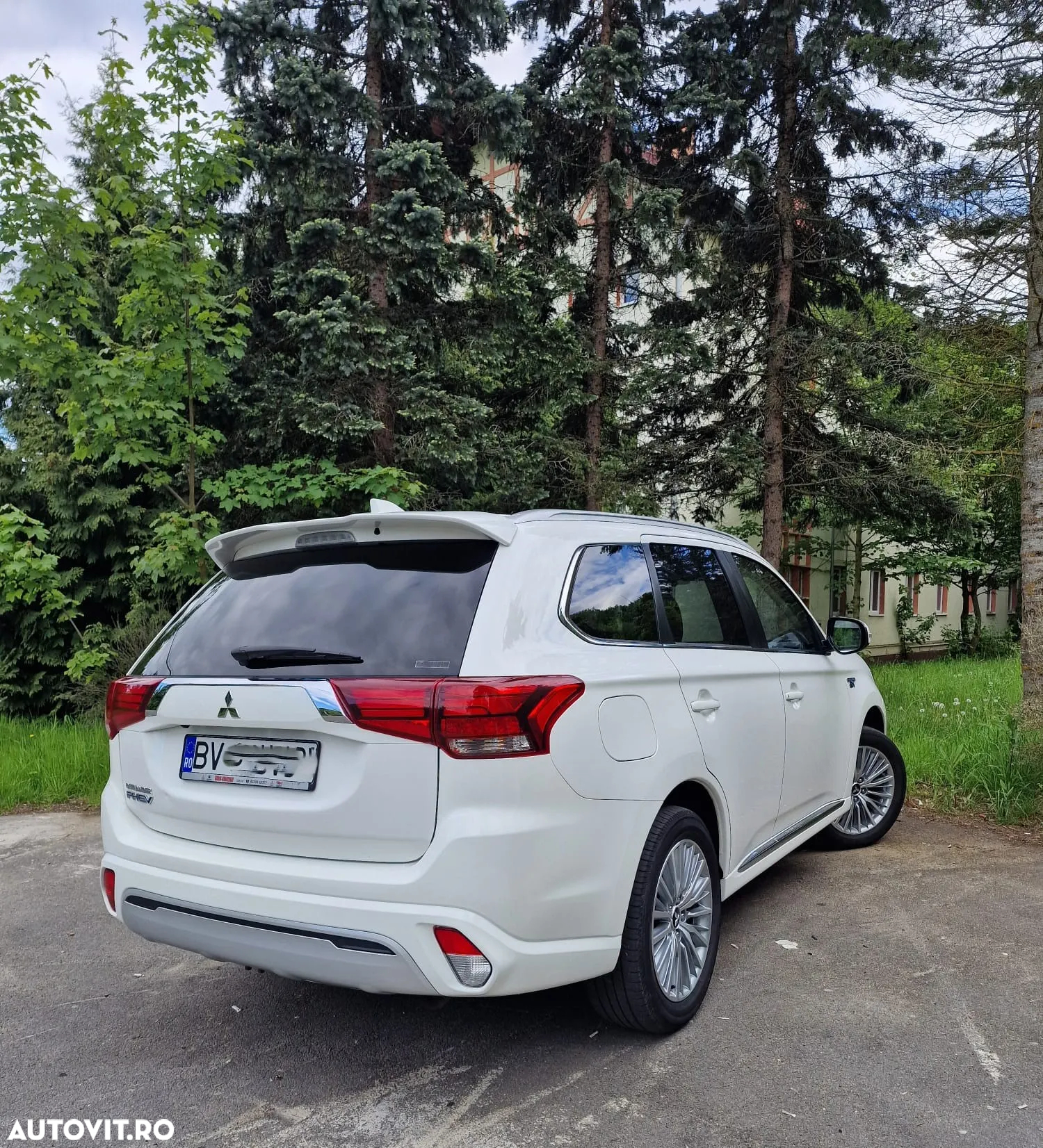Mitsubishi Outlander 2.4 4WD Plug-In Hybrid - 3