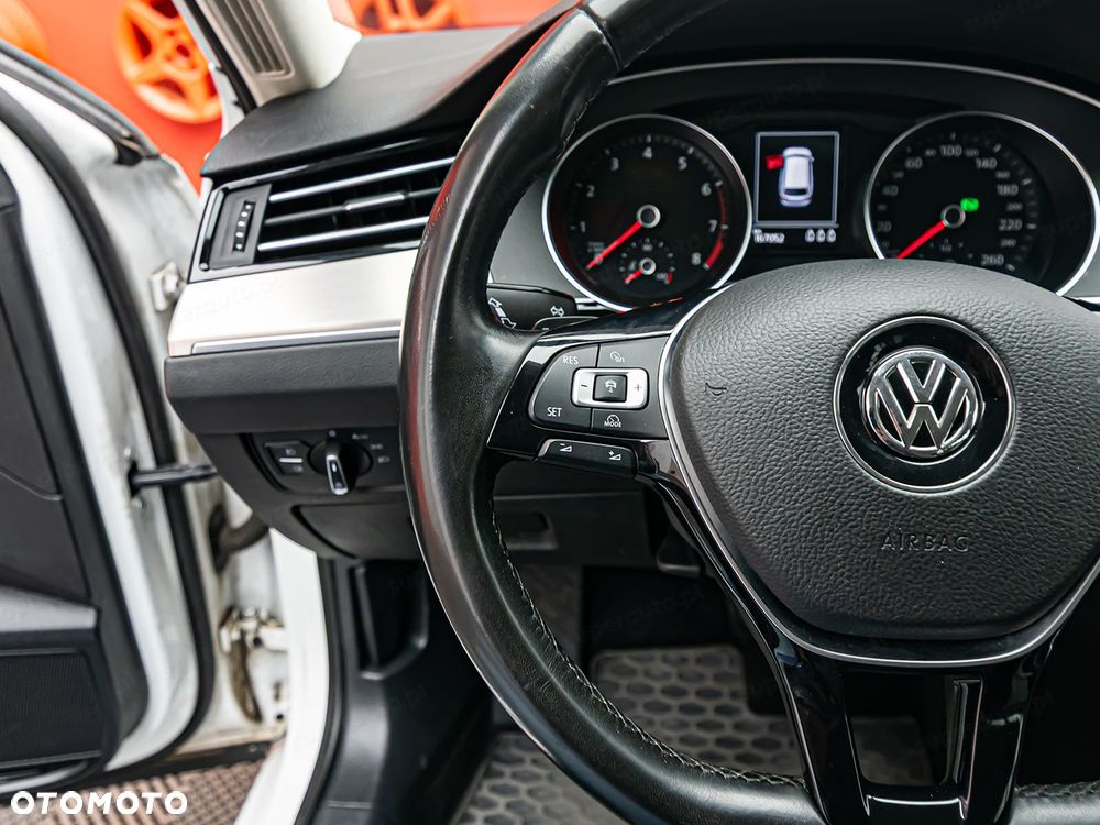Volkswagen Passat - 13
