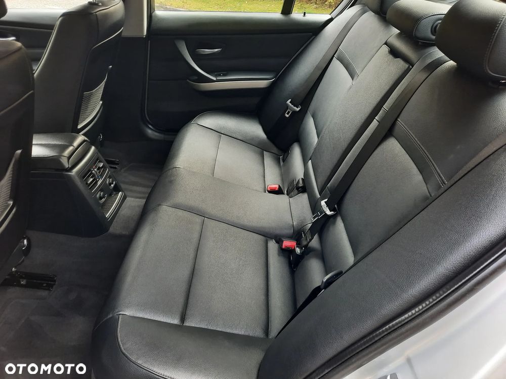 BMW Seria 3 320i Edition Exclusive - 29