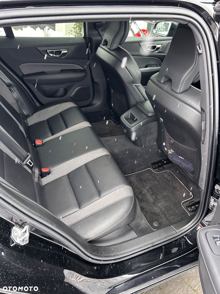 Volvo V60 D4 R-Design - 11