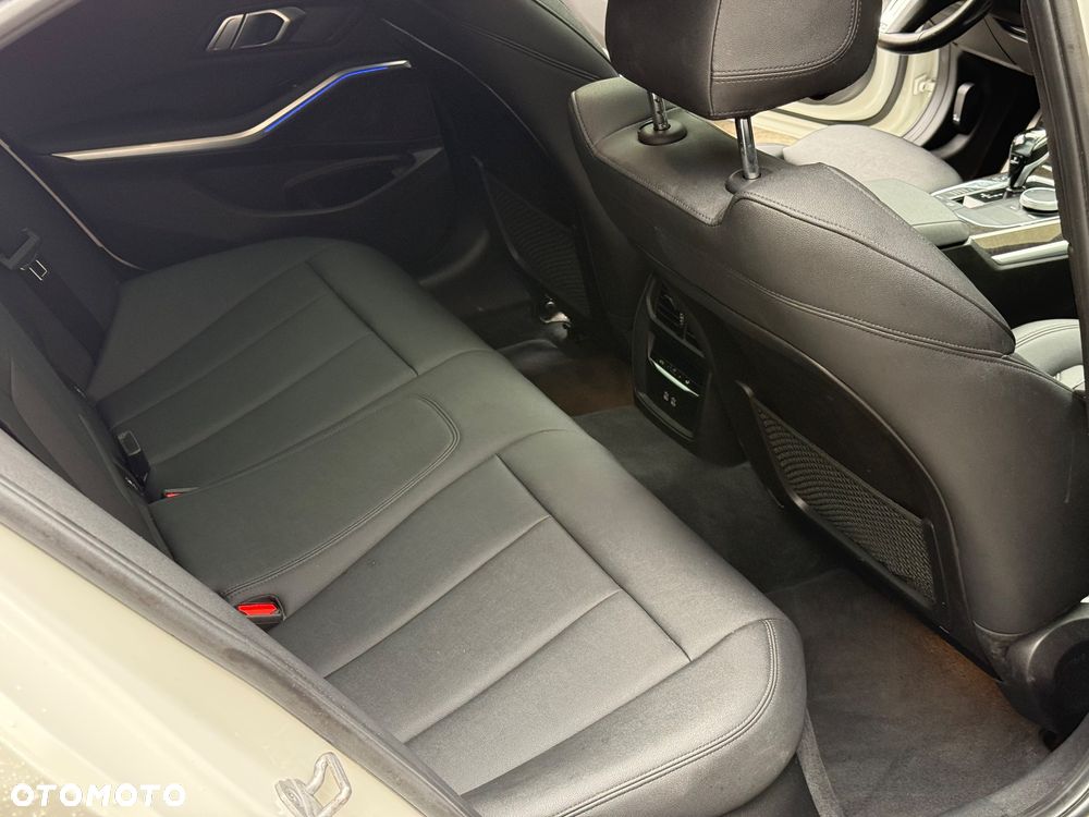 BMW Seria 3 330i xDrive M Sport - 19