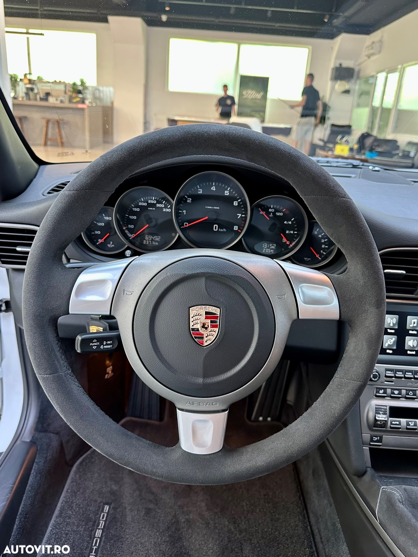 Porsche 911 Carrera - 8