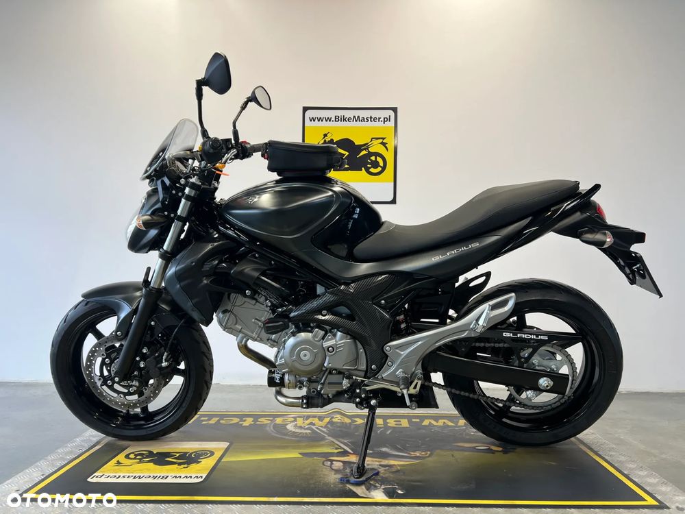 Suzuki Gladius - 2
