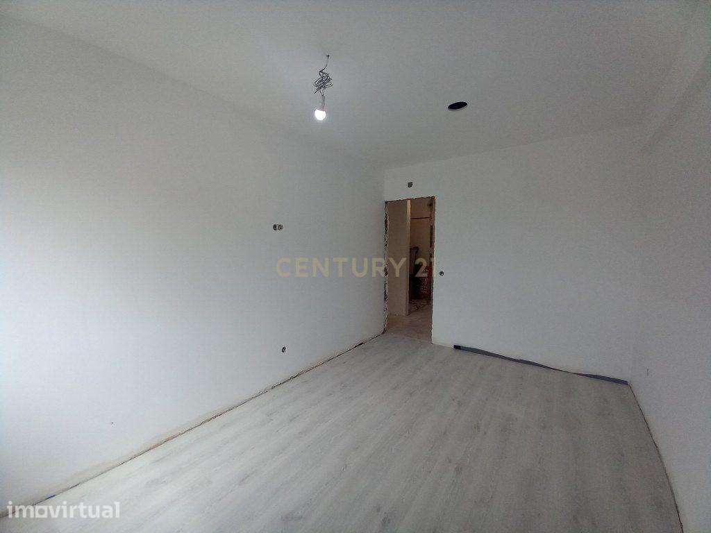T2 Totalmente Remodelado no Carregado – Cozinha Equipada e Excelente A - Grande imagem: 3/29