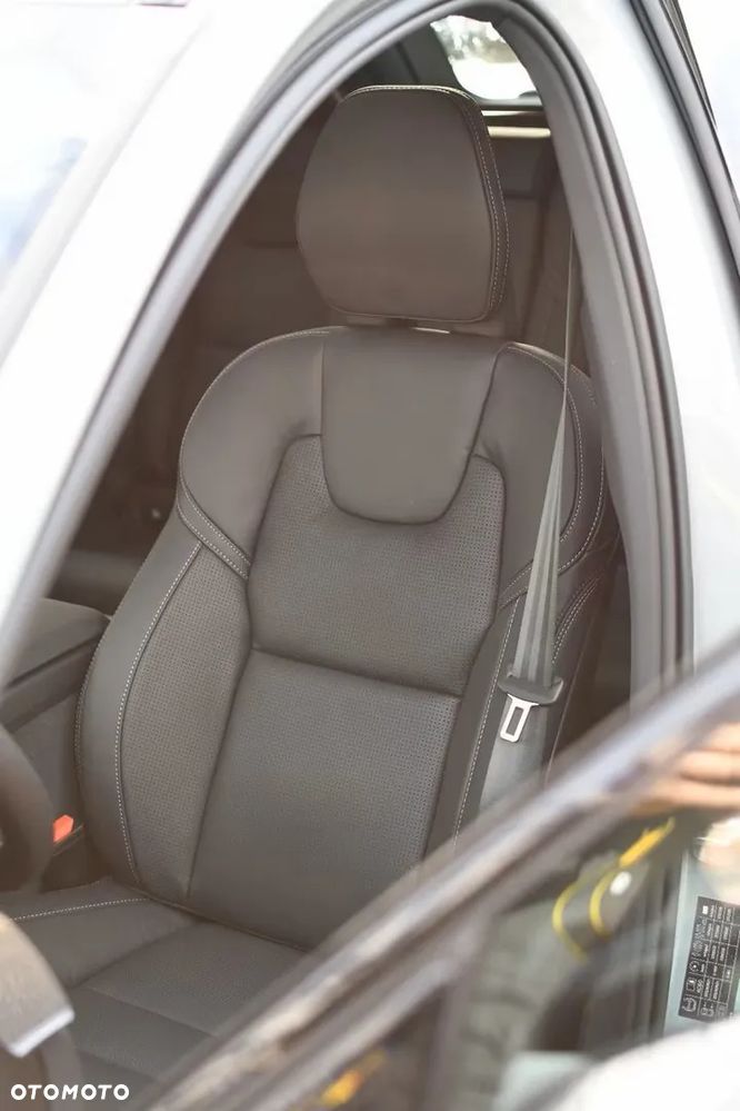 Volvo XC 60 B5 B AWD Plus Black Edition - 18