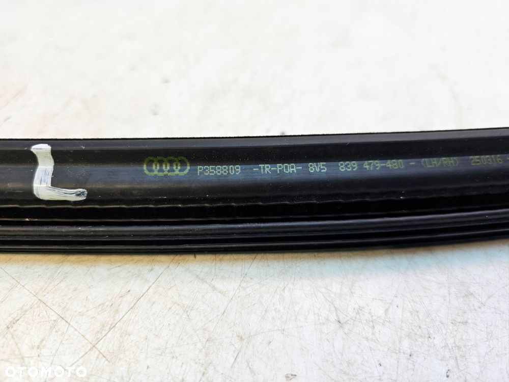 LISTWA ZGARNIAJĄCA SZYBY LEWY TYŁ AUDI A3 8V SEDAN 8V5839479 - 3
