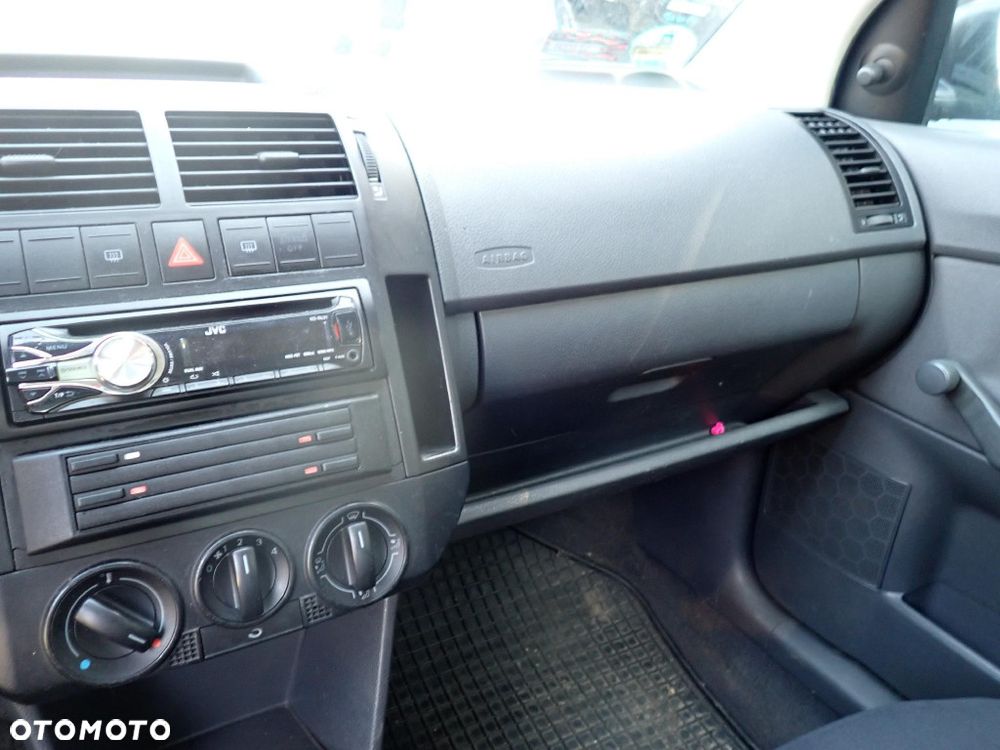 CZĘŚCI - Vw Polo IV 9N 1,2 54KM AWY HB 3D 5B GDN lakier LA5F 2002r. INDEX - 10004 - 9