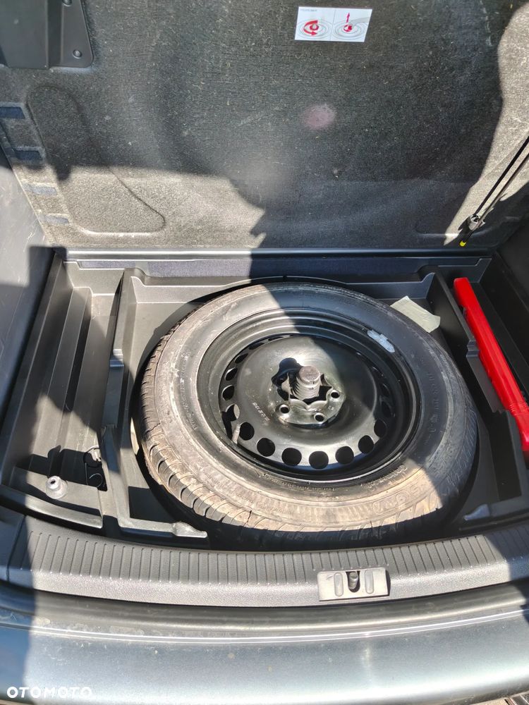 Volkswagen Touran 1.6 FSI Trendline - 12