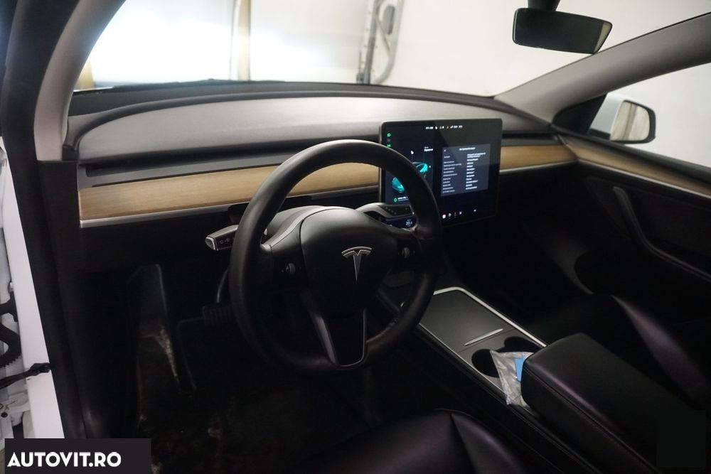 Tesla Model Y - 11