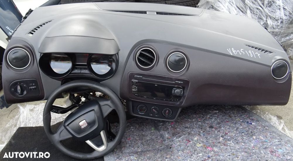 Plansa de bord Seat Ibiza din 2010 cu airbag volan si pasager - 1