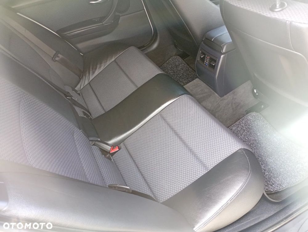 BMW Seria 3 320d xDrive DPF - 24