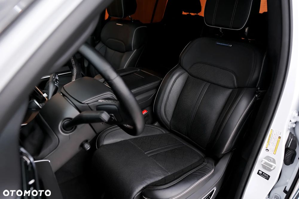 Jeep Grand Wagoneer - 21