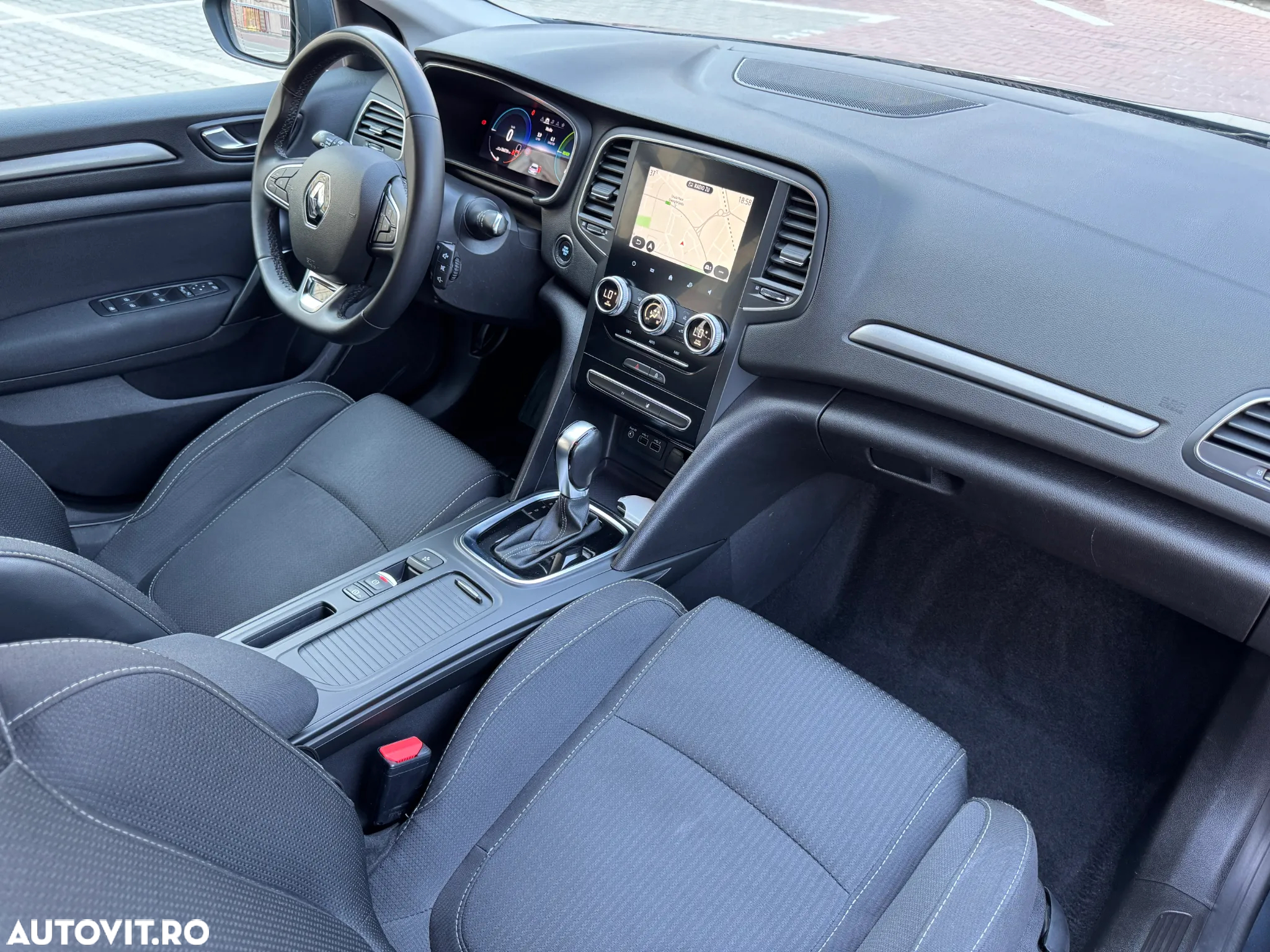 Renault Megane Grandtour E-TECH Plug-in 160 BUSINESS EDITION - 13