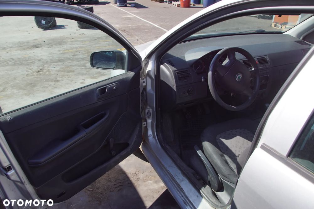 Auto na części - Skoda Fabia I Lift 1.2 12V 64 KM AZQ GSB LF7T 2005R Silnik Skrzynia Drzwi Maska Błotnik Zderzak Klapa Lampa Lusterko Klamka Szyba Deska Kokpit Sterownik Moduł Czujnik Licznik Panel Kierownica - 10