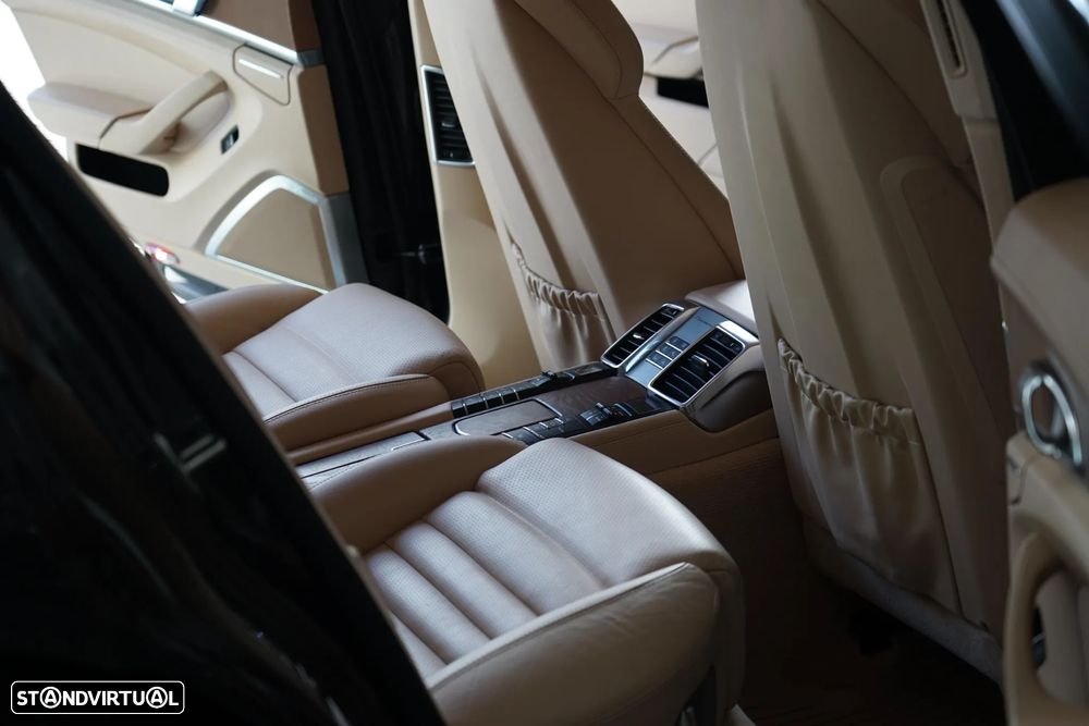 Porsche Panamera Turbo PDK - 17