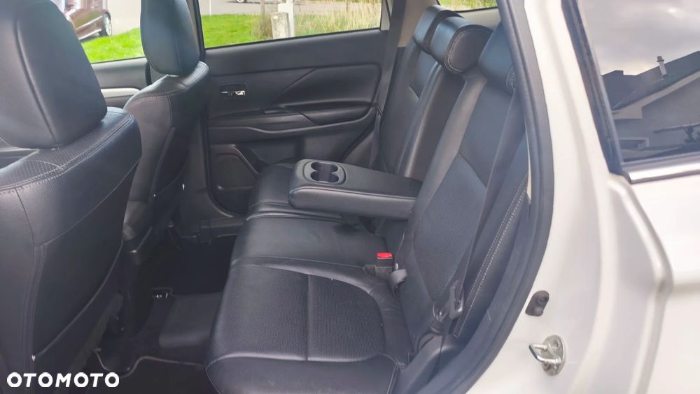 Mitsubishi Outlander 2.0 4WD Top - 25