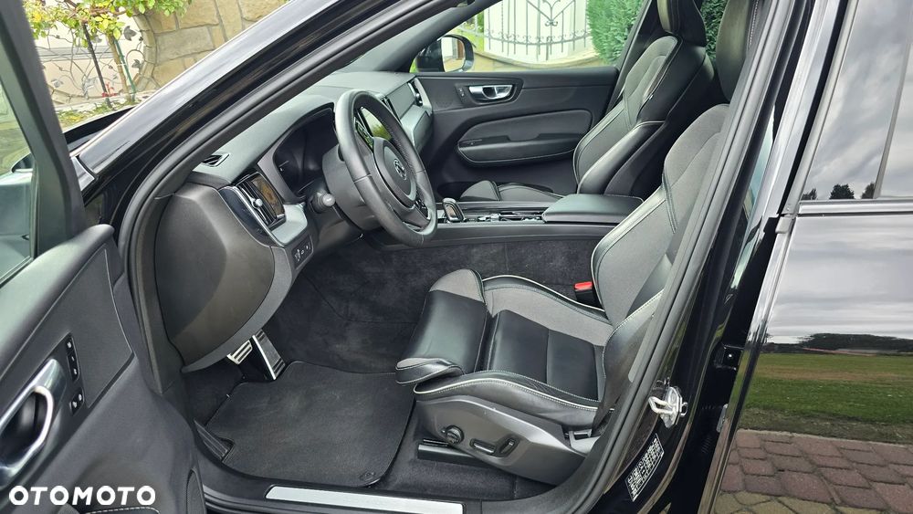 Volvo XC 60 T6 Plug-In Hybrid AWD Ultra Dark - 19