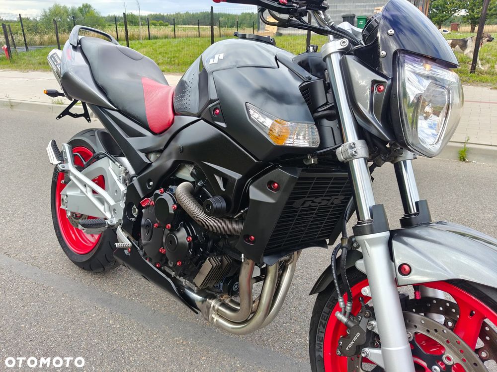 Suzuki GSR - 11