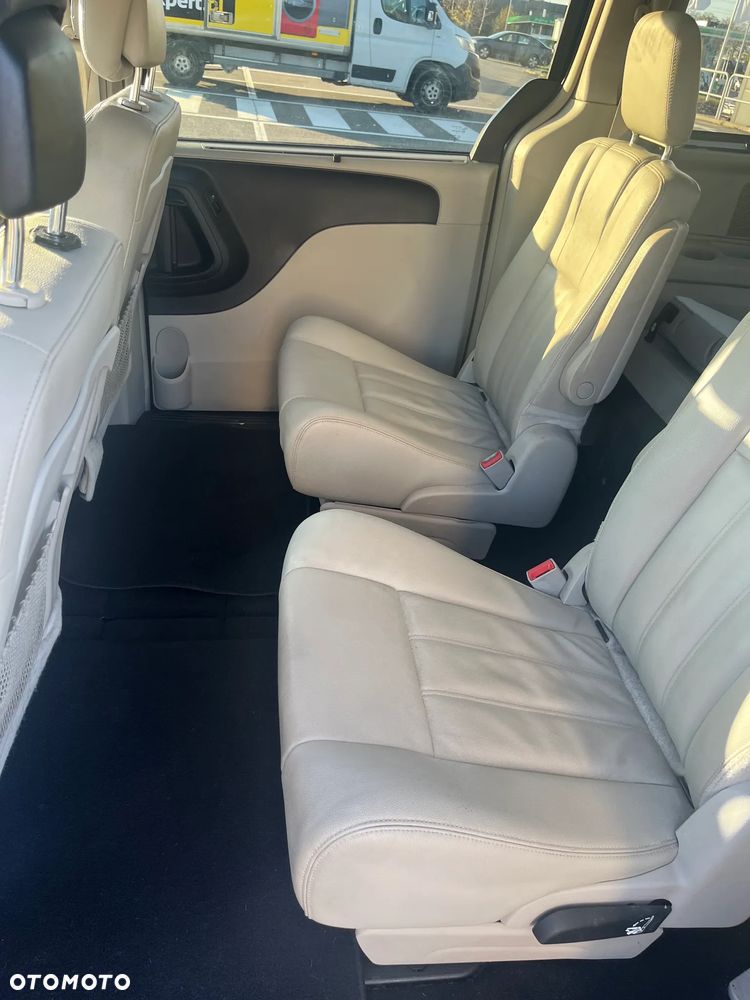 Chrysler Town & Country 3.6 Limited - 10