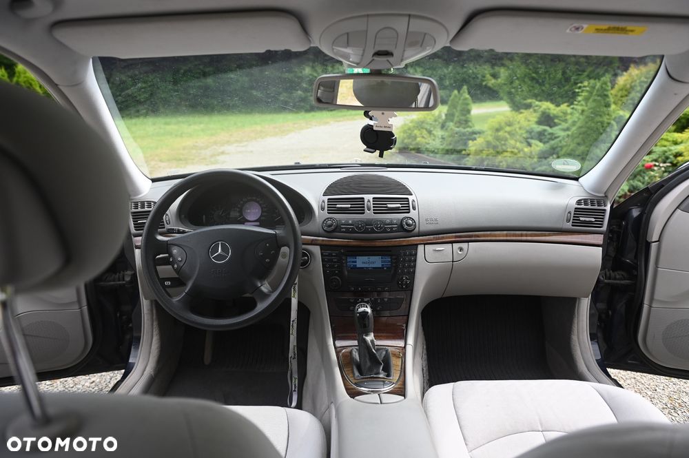 Mercedes-Benz Klasa E 240 T Classic - 22