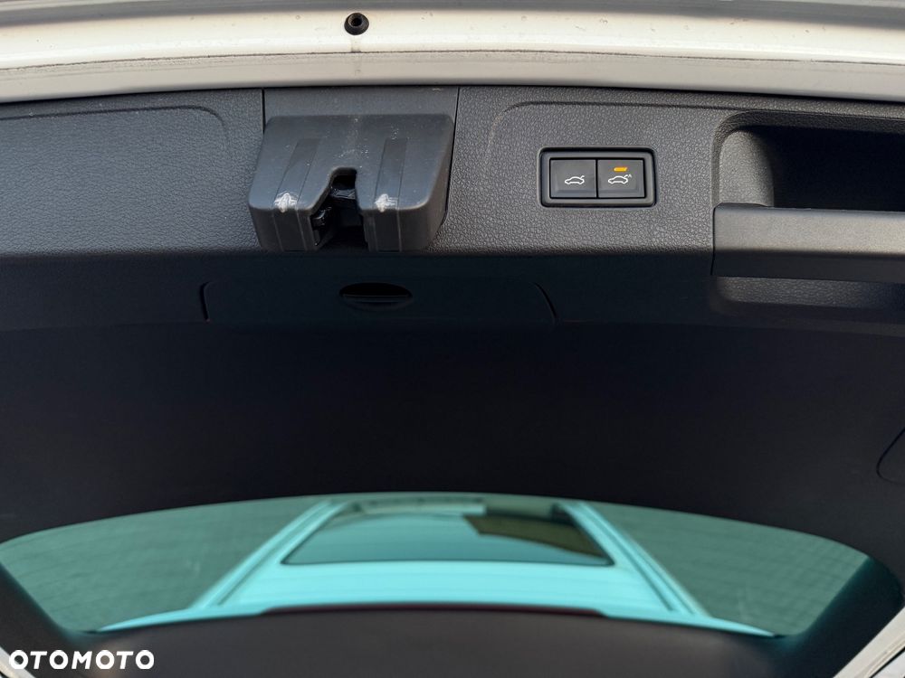 Volkswagen Passat Variant 2.0 TDI SCR DSG Elegance - 14