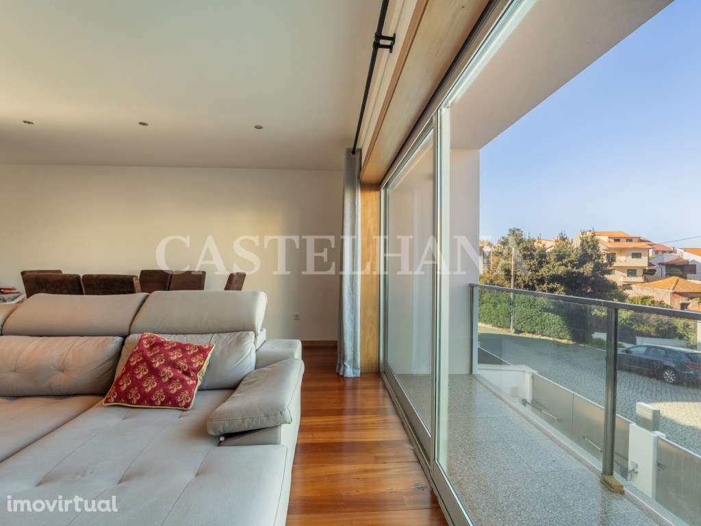 Moradia T4+1 com jardim, terraços e garagem privada, próxima a Mari... - Grande imagem: 2/48