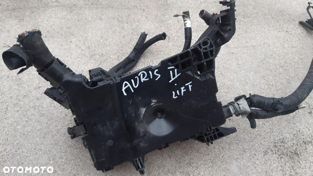 TOYOTA AURIS II LIFT 1.8 HYBRID SKRZYNKA BEZPIECZNIKÓW - 4