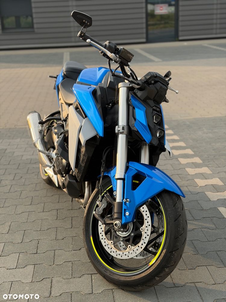 Suzuki GSX - 6