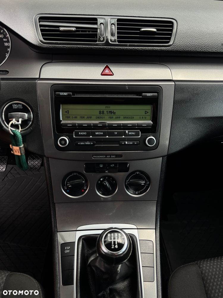 Volkswagen Passat 1.6 Comfortline - 28