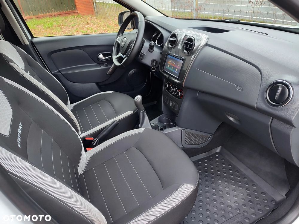 Dacia Logan TCe 90 S&S Stepway Celebration - 26