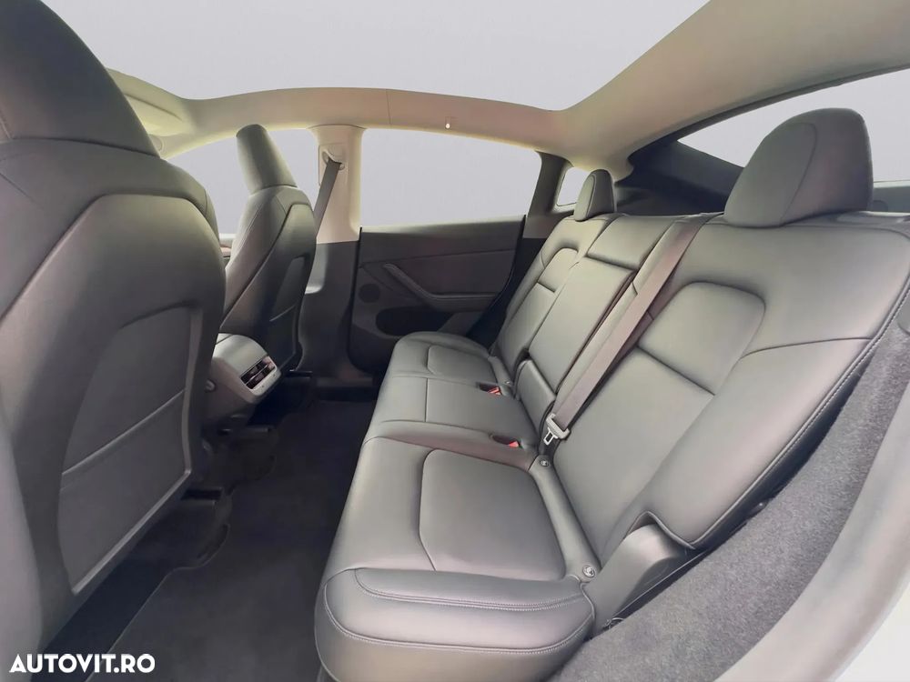 Tesla Model Y Long Range Dual Motor AWD - 12
