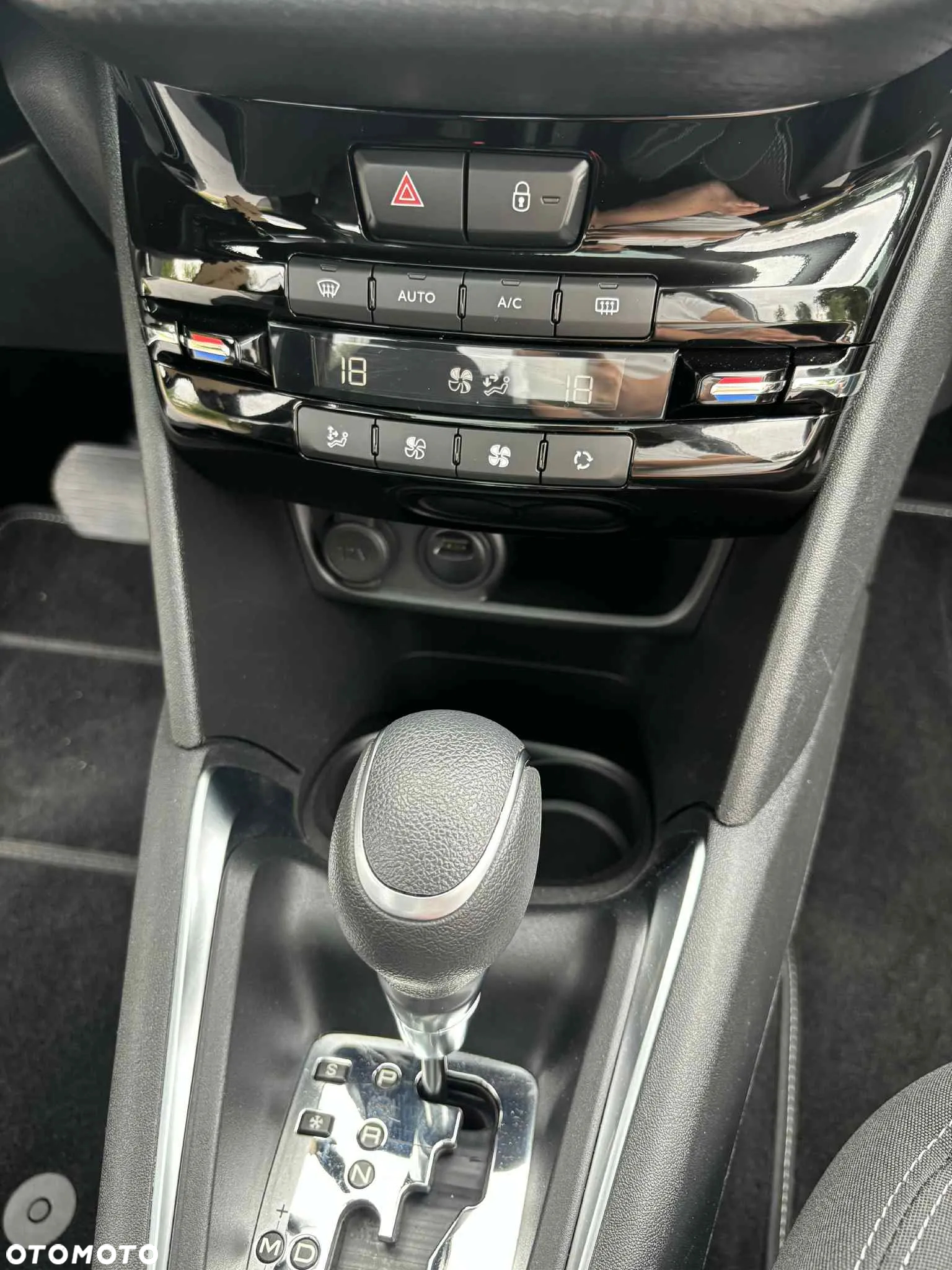 Peugeot 208 - 18