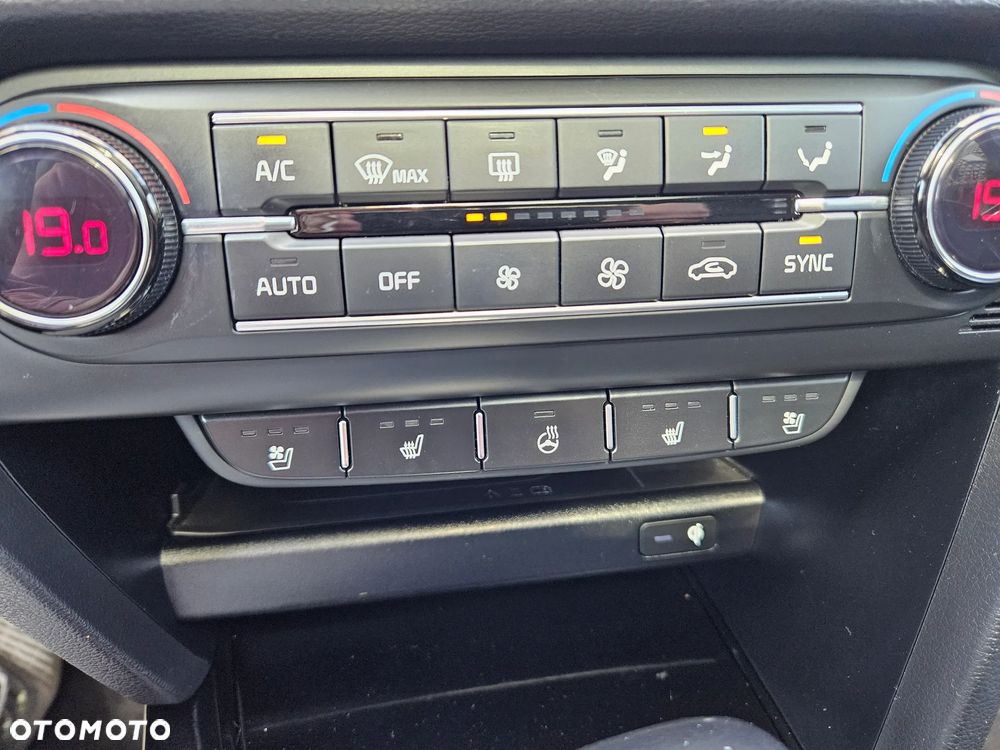 Kia Ceed 1.4 T-GDI DCT OPF Platinum Edition - 23