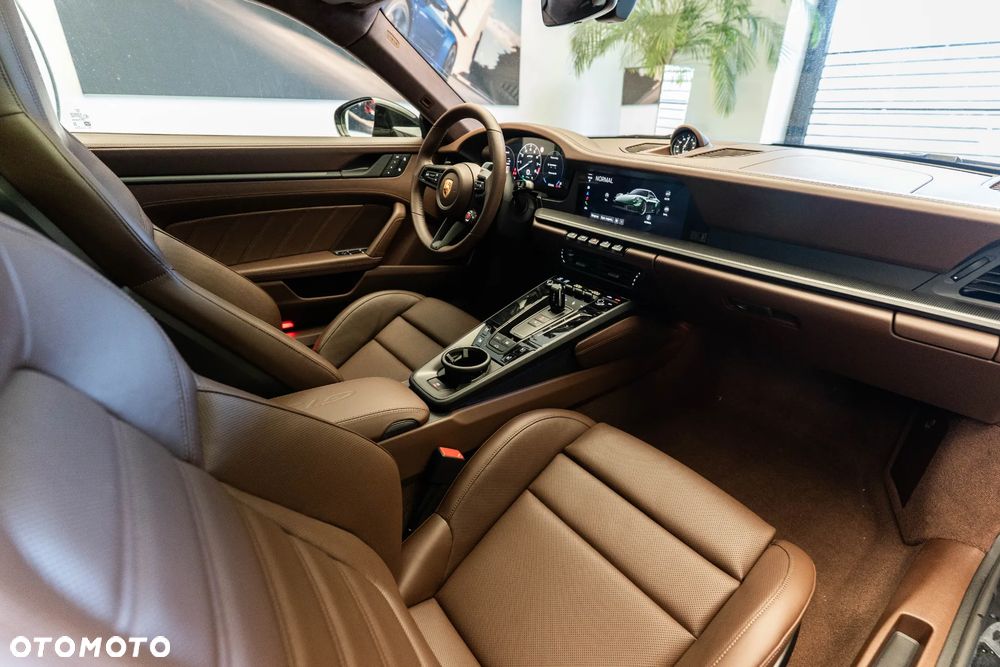 Porsche 911 Carrera T-Hybrid 4 GTS - 15