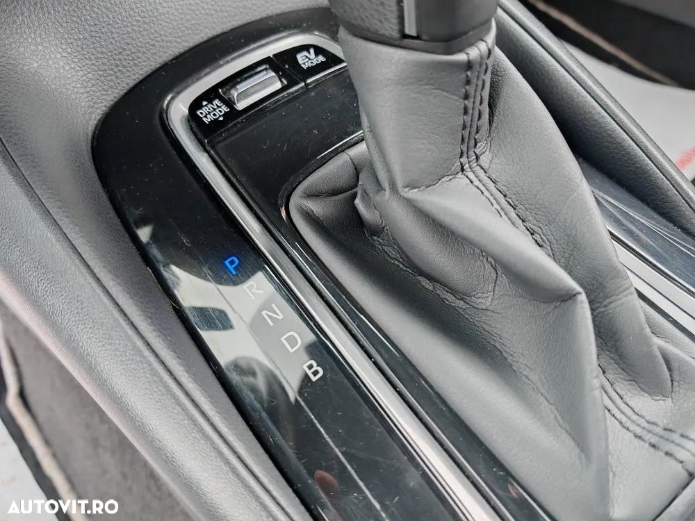 Toyota Corolla ver-sedan-1-8-hsd-dynamic - 11