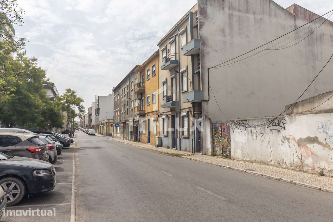 Apartamento T3 para remodelação com logradouro generoso - Grande imagem: 4/48
