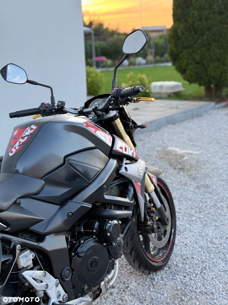 Suzuki GSR - 6