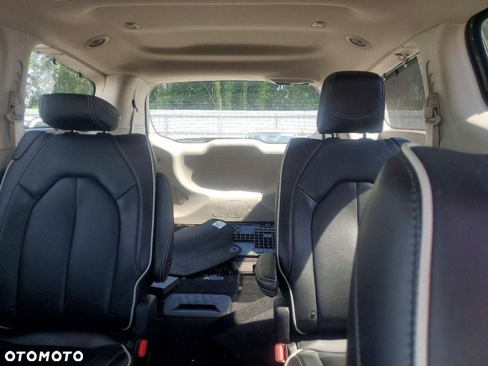 Chrysler Pacifica - 10