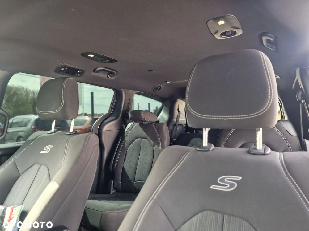 Chrysler Pacifica - 12